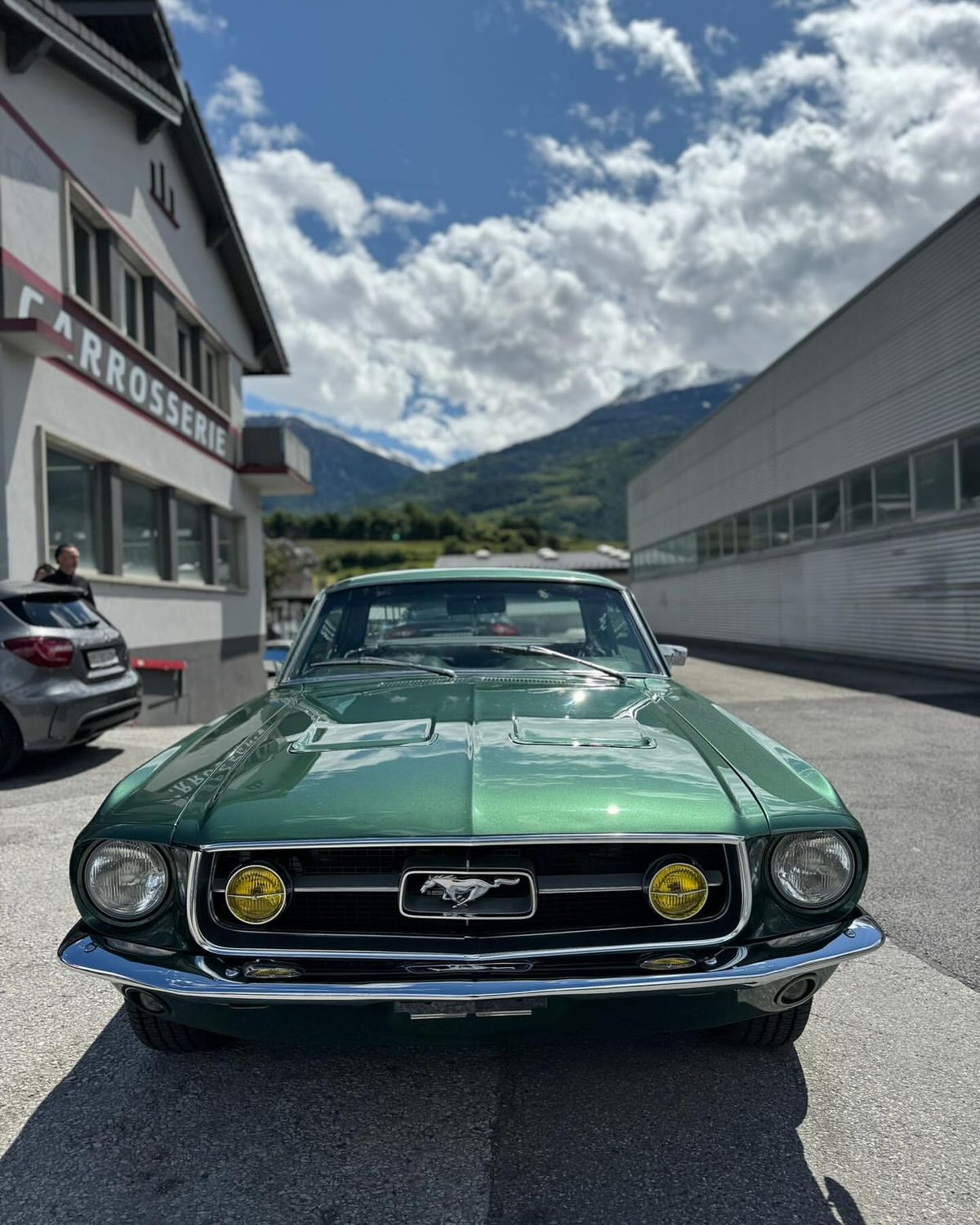 Ford Mustang de collection verte, vue de face