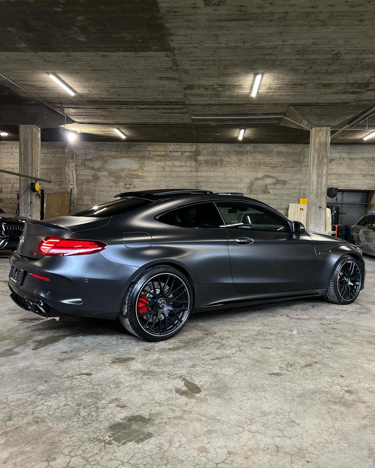 Mercedes-AMG C63 Coupé gris mat dans le hall