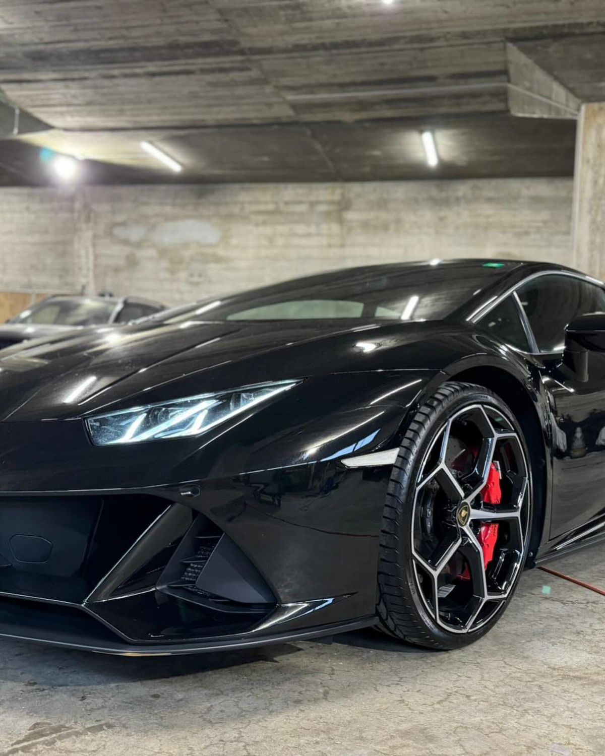Lamborghini Huracán noire dans le hall